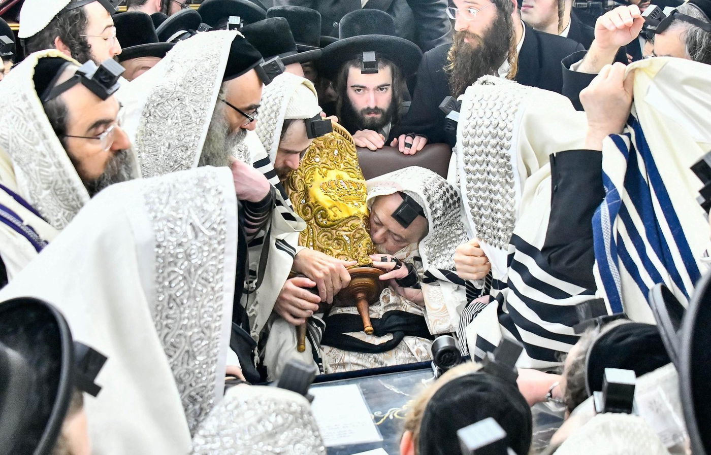 האדמו"ר מתולדות אברהם יצחק עם ספר התורה של הבעש"ט הק'