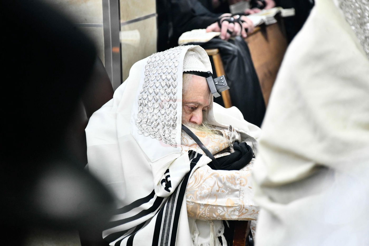 האדמו"ר מתולדות אברהם יצחק בתפילת שחרית מחנובקא בעלזא