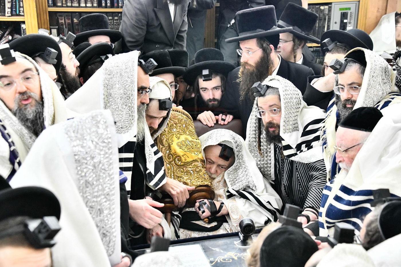 האדמו"ר מתולדות אברהם יצחק עם ספר התורה של הבעש"ט הק'