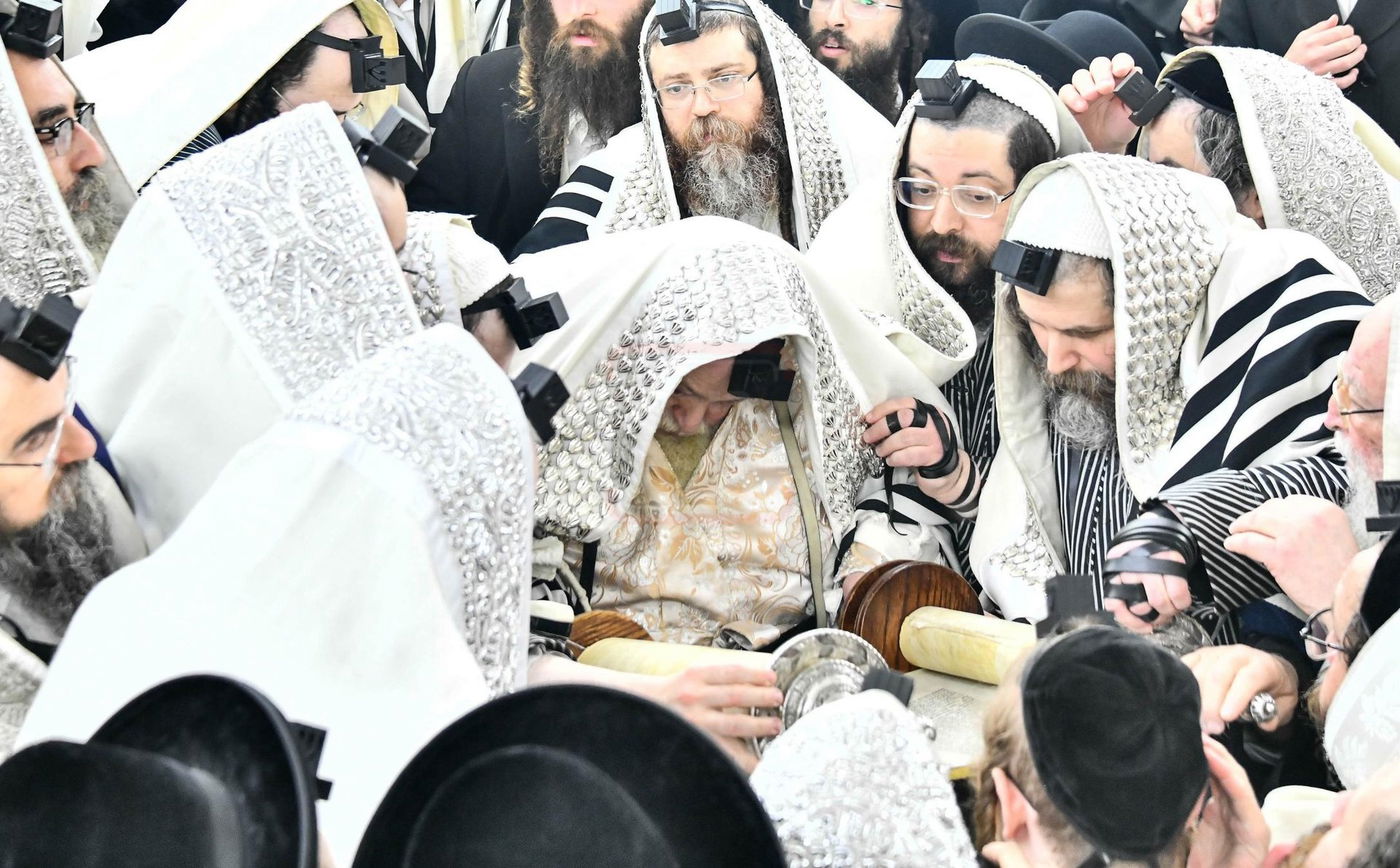 האדמו"ר מתולדות אברהם יצחק עם ספר התורה של הבעש"ט הק'