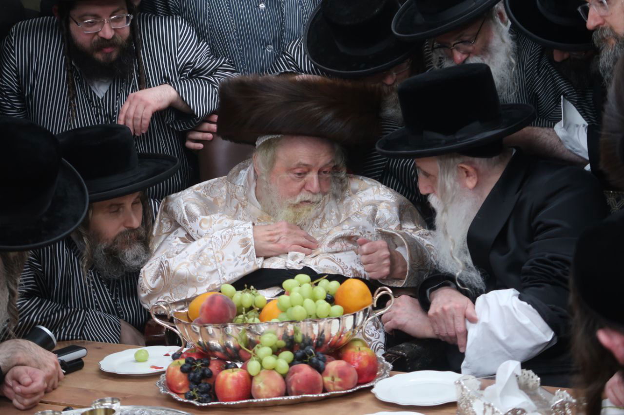 האדמו"ר מתולדות אברהם יצחק בביקור אצל האדמו"ר ממחנובקא בעלזא