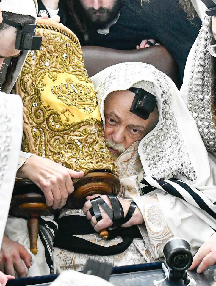 האדמו"ר מתולדות אברהם יצחק עם ספר התורה של הבעש"ט הק'