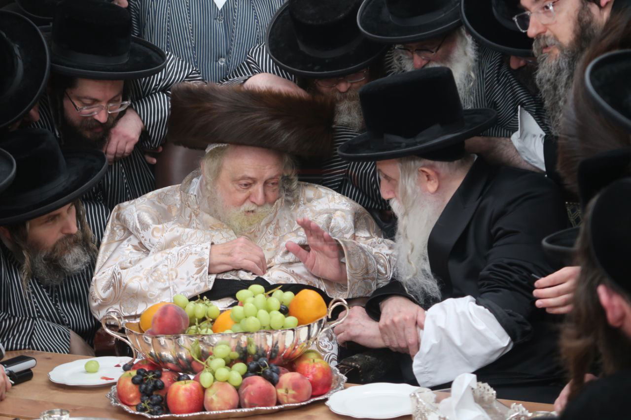 האדמו"ר מתולדות אברהם יצחק בביקור אצל האדמו"ר ממחנובקא בעלזא