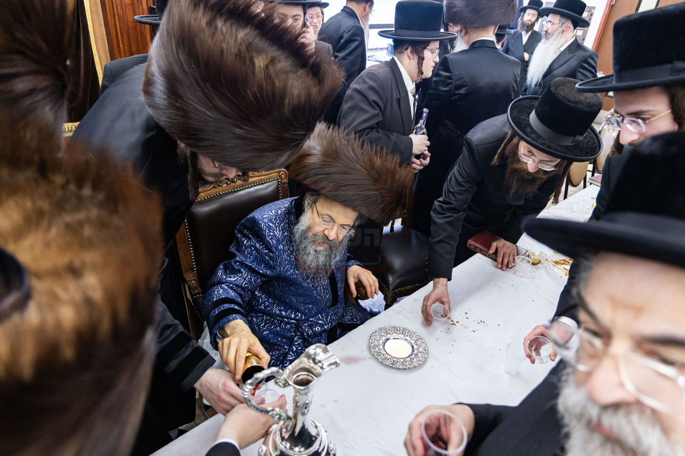 האדמו"ר מבאבוב 45 עם גביע הקודש של הרה"ק בעל ה'דברי חיים' מצאנז