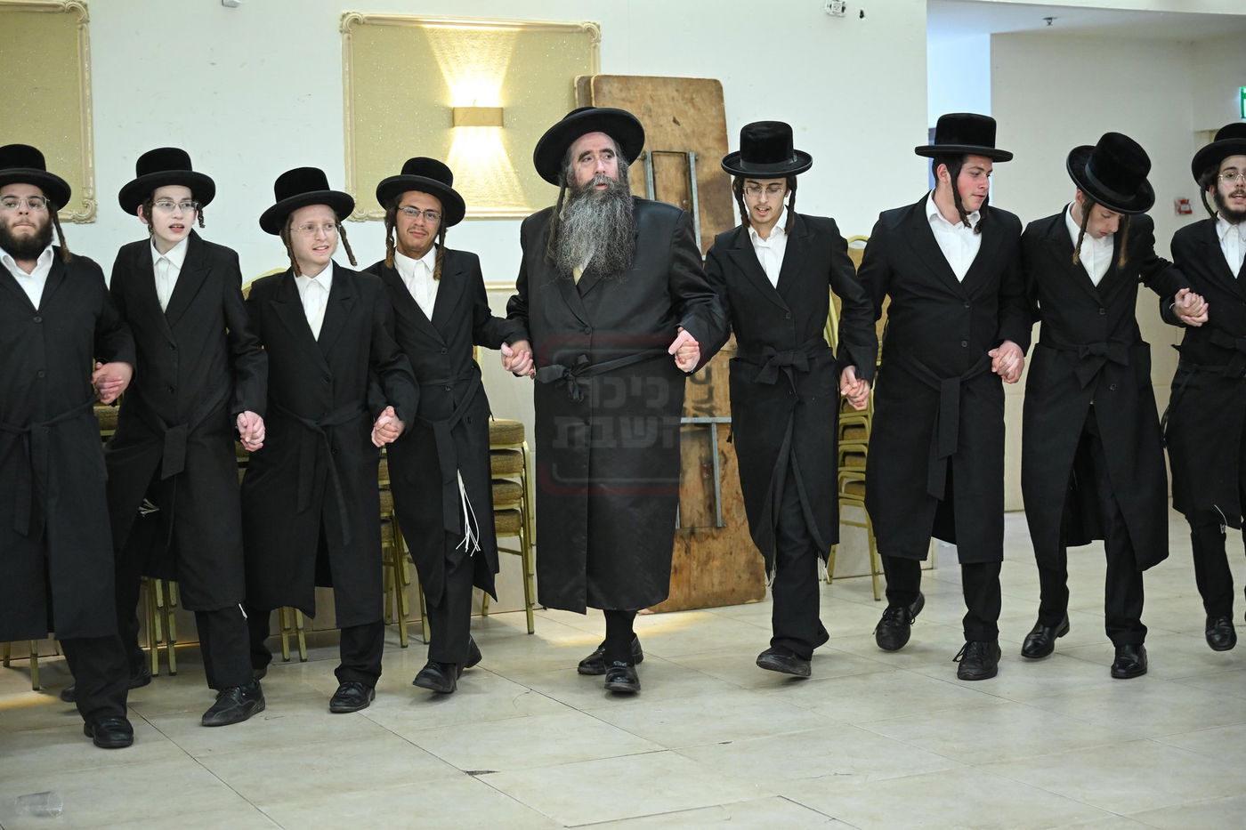 הגה"צ אב"ד קריית צאנז, בריקוד עם הבחורים