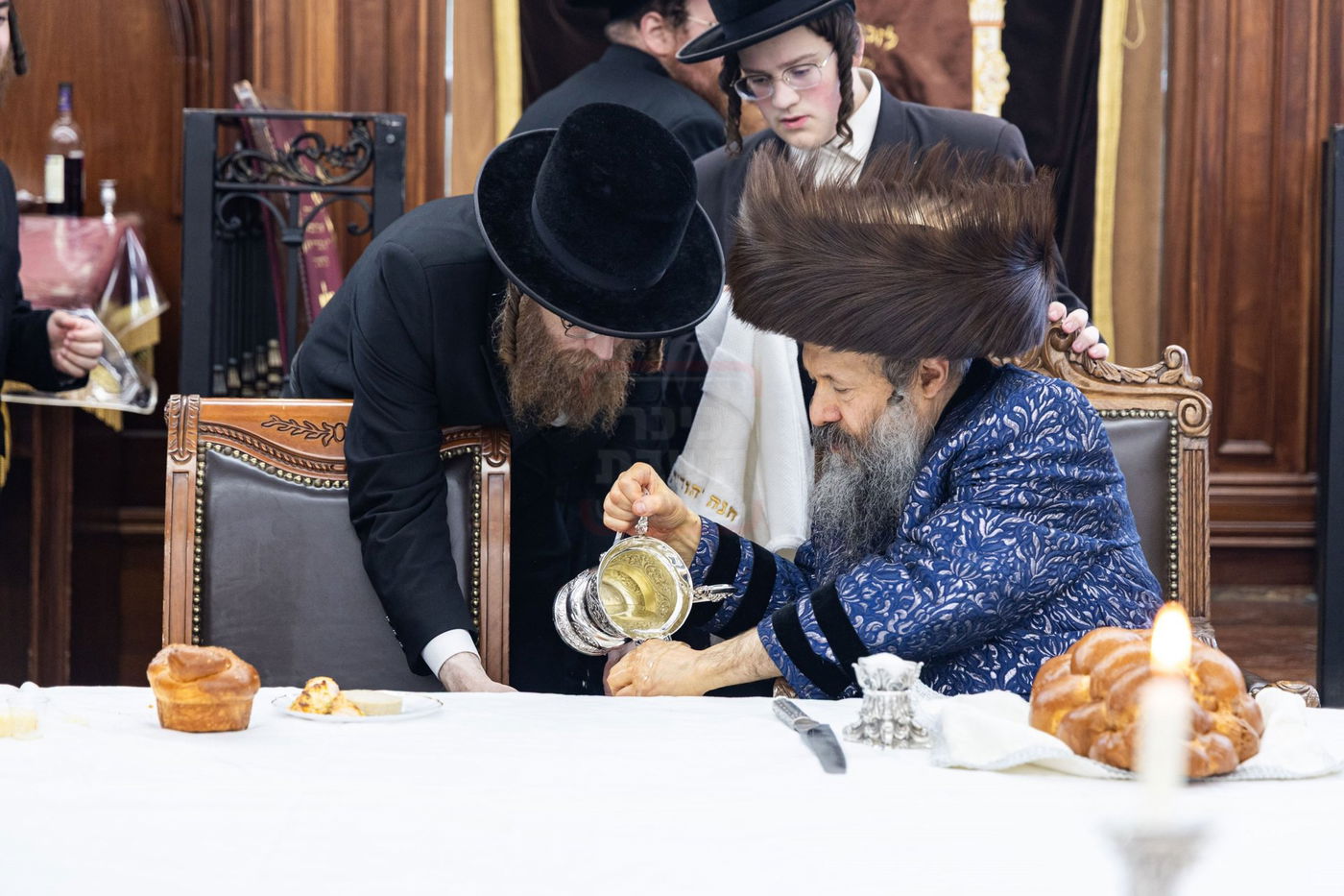 האדמו"ר מבאבוב 45 בנטילת ידיים לסעודת המצווה