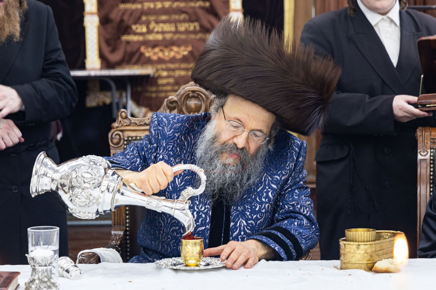 האדמו"ר מבאבוב 45 עם גביע הקודש של הרה"ק בעל ה'דברי חיים' מצאנז