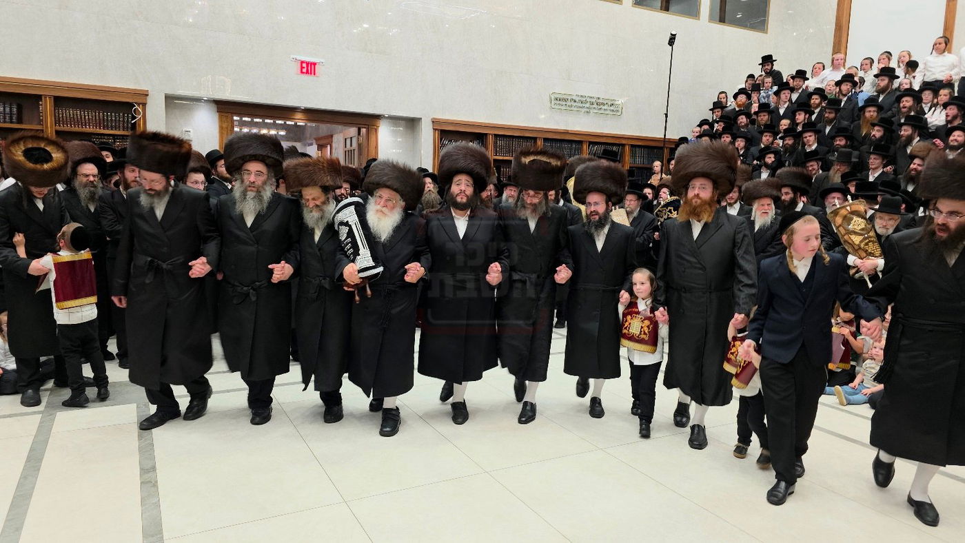 הכנסת ספר תורה לביהמ"ד צאנז קלויזנבורג במאנסי