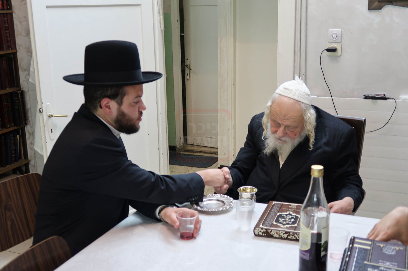 מסיבת לחיים בבית הגה"צ המקובל רבי אביש ציינוירט 