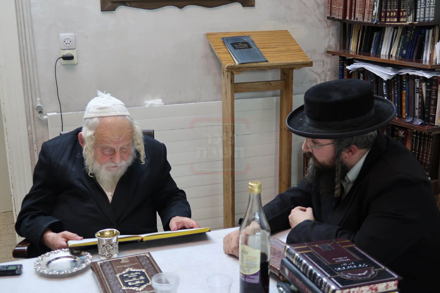 מסיבת לחיים בבית הגה"צ המקובל רבי אביש ציינוירט 