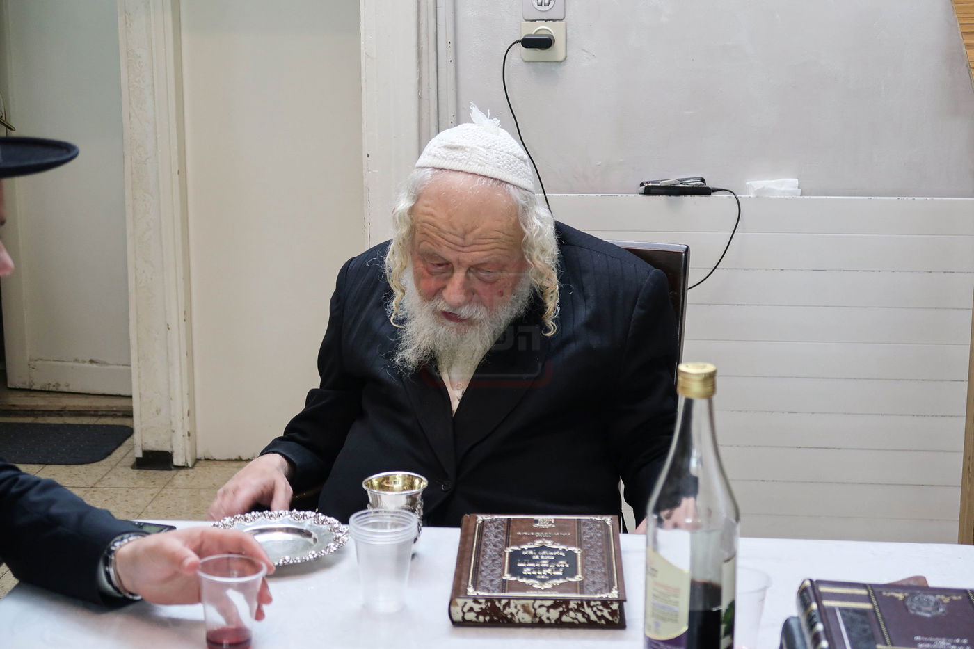 מסיבת לחיים בבית הגה"צ המקובל רבי אביש ציינוירט 