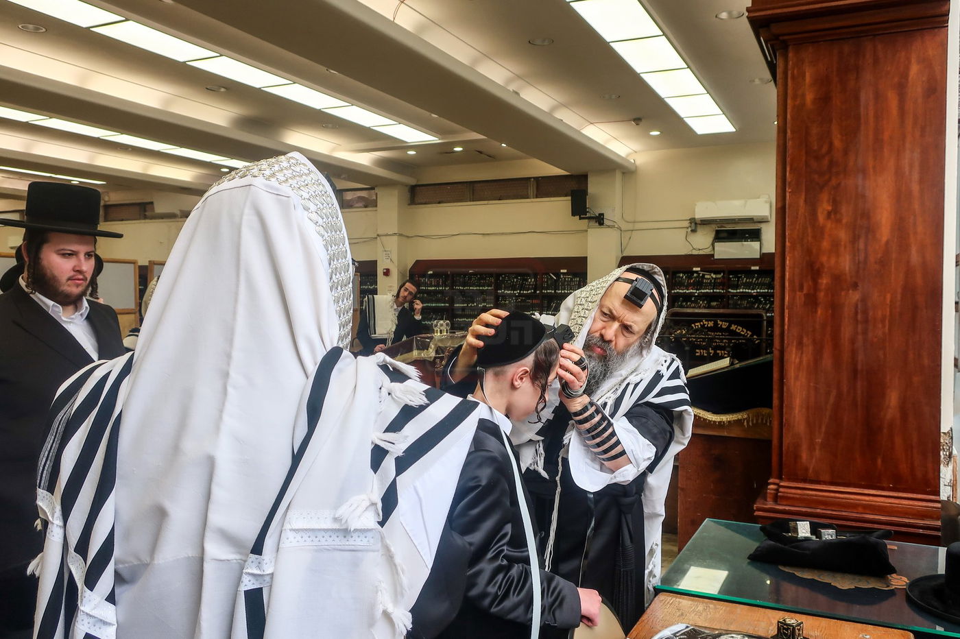 האדמו"ר מבאבוב 45 בהנחת תפילין לנכדו