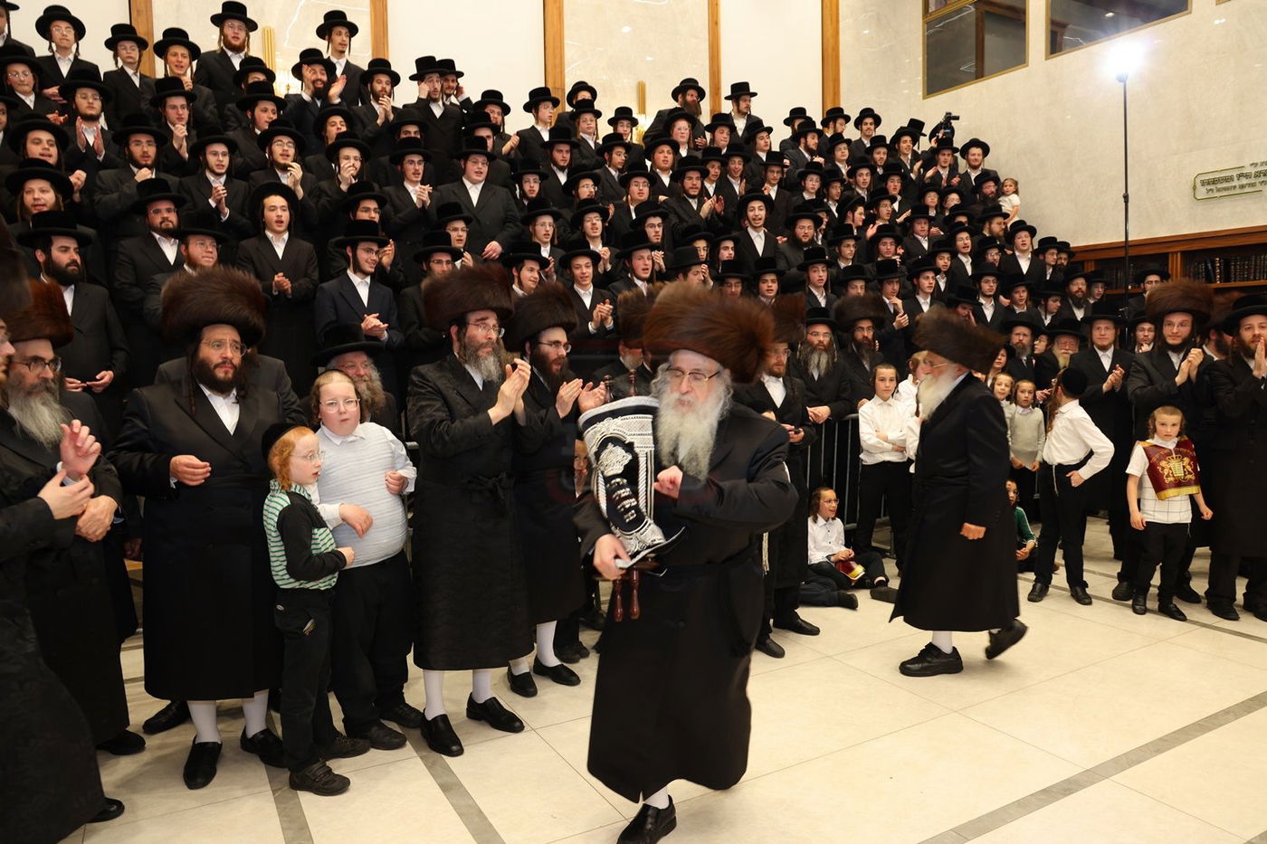 הכנסת ספר תורה לביהמ"ד צאנז קלויזנבורג במאנסי