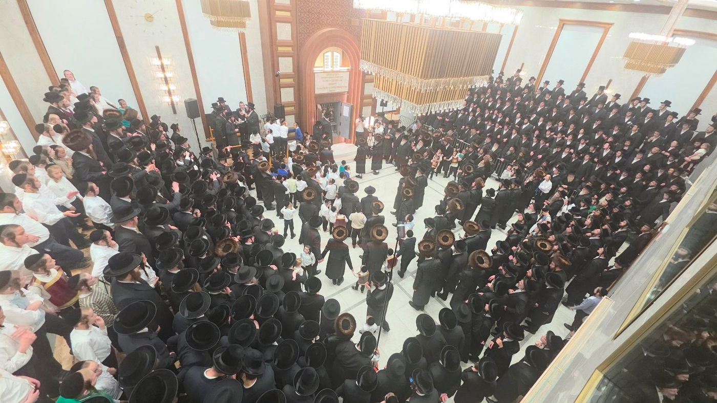 הכנסת ספר תורה לביהמ"ד צאנז קלויזנבורג במאנסי