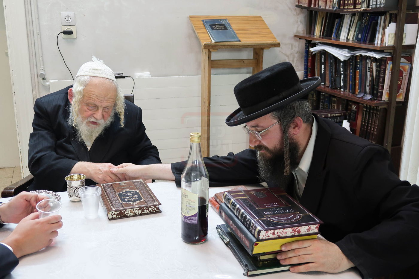 מסיבת לחיים בבית הגה"צ המקובל רבי אביש ציינוירט 