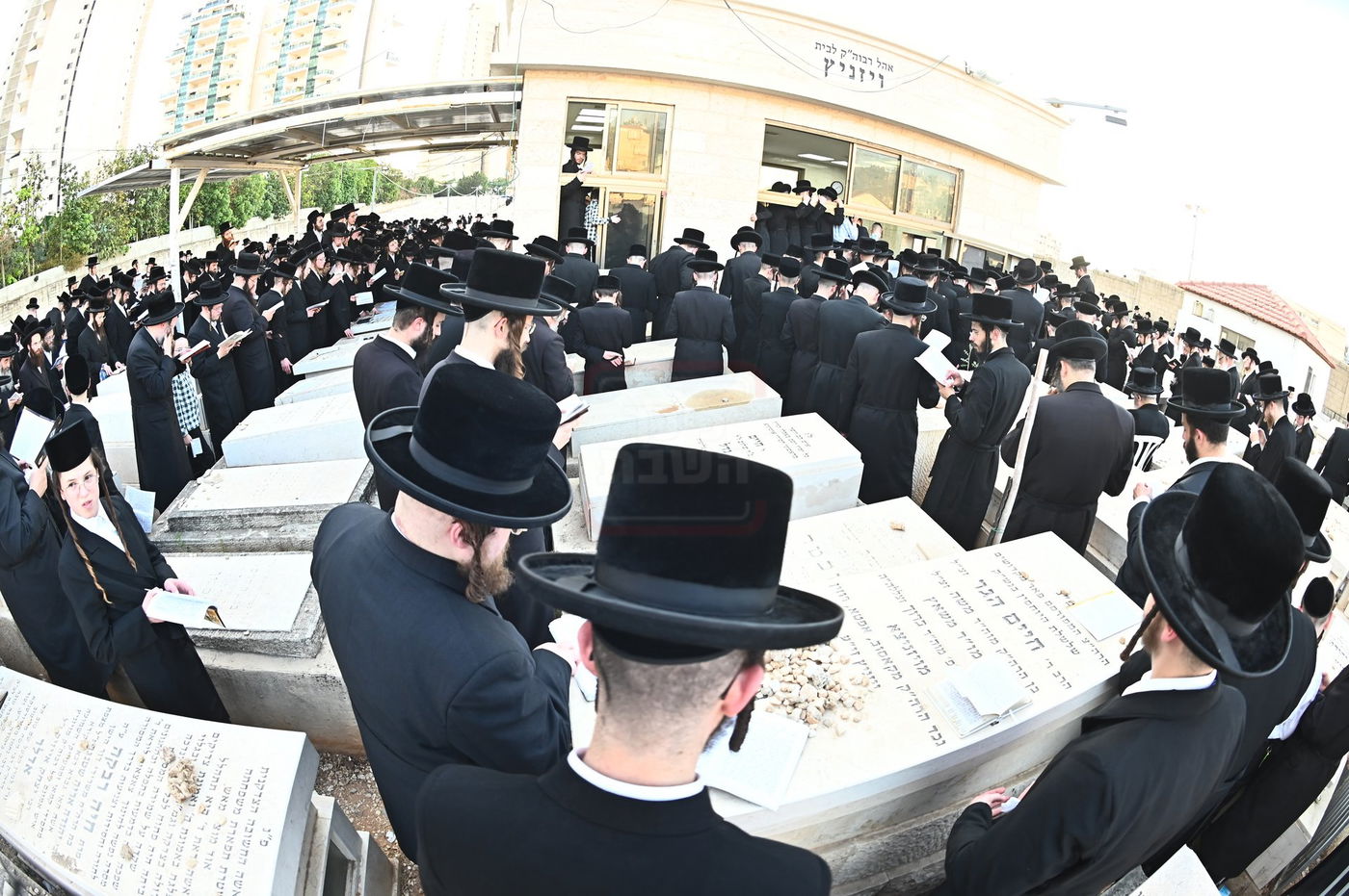 האדמו"ר מסערט ויז'ניץ בתפילה באוהל בית ויז'ניץ בבני ברק