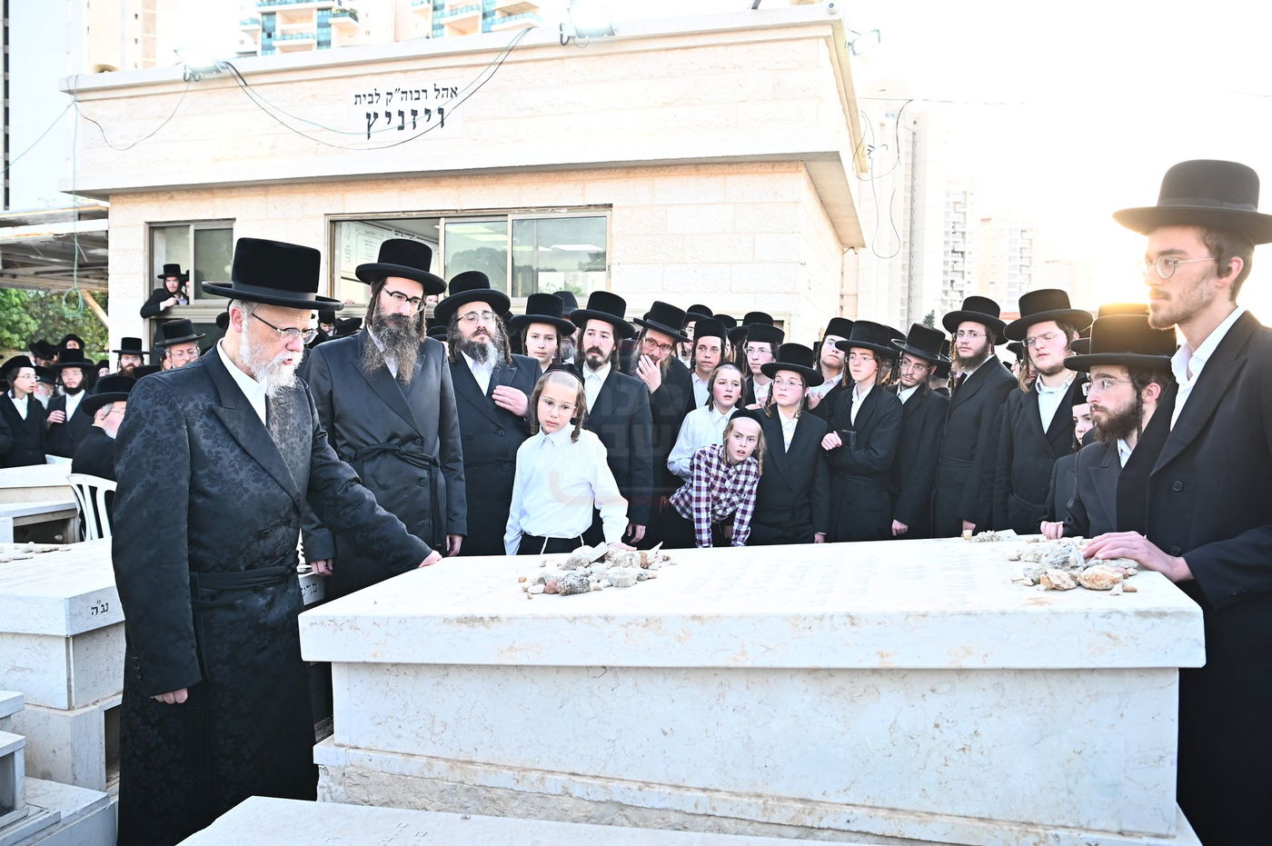 האדמו"ר מסערט ויז'ניץ בתפילה באוהל בית ויז'ניץ בבני ברק