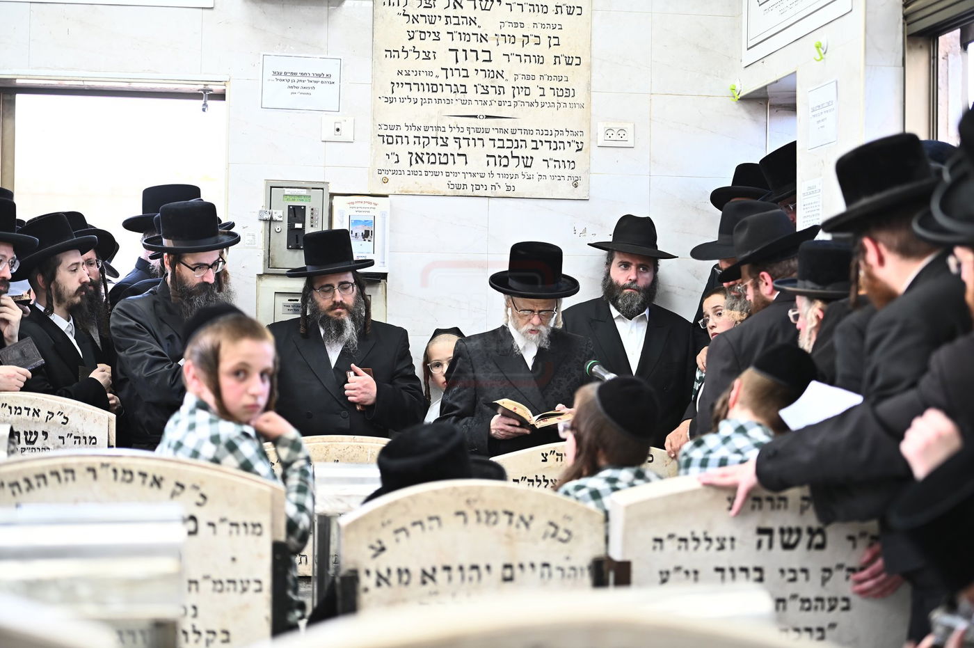 האדמו"ר מסערט ויז'ניץ בתפילה באוהל בית ויז'ניץ בבני ברק