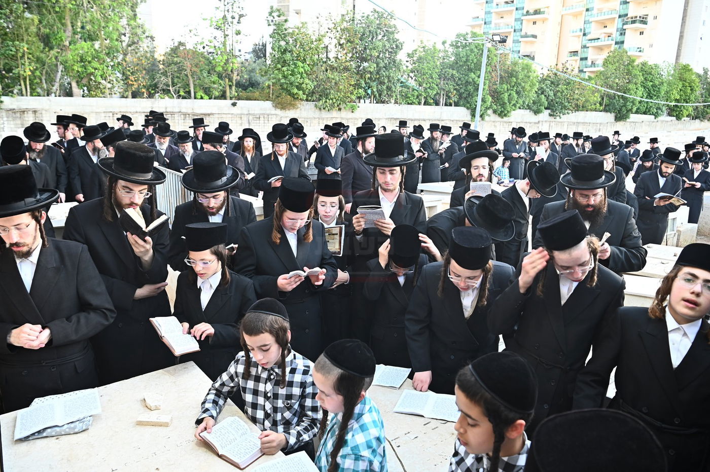 האדמו"ר מסערט ויז'ניץ בתפילה באוהל בית ויז'ניץ בבני ברק