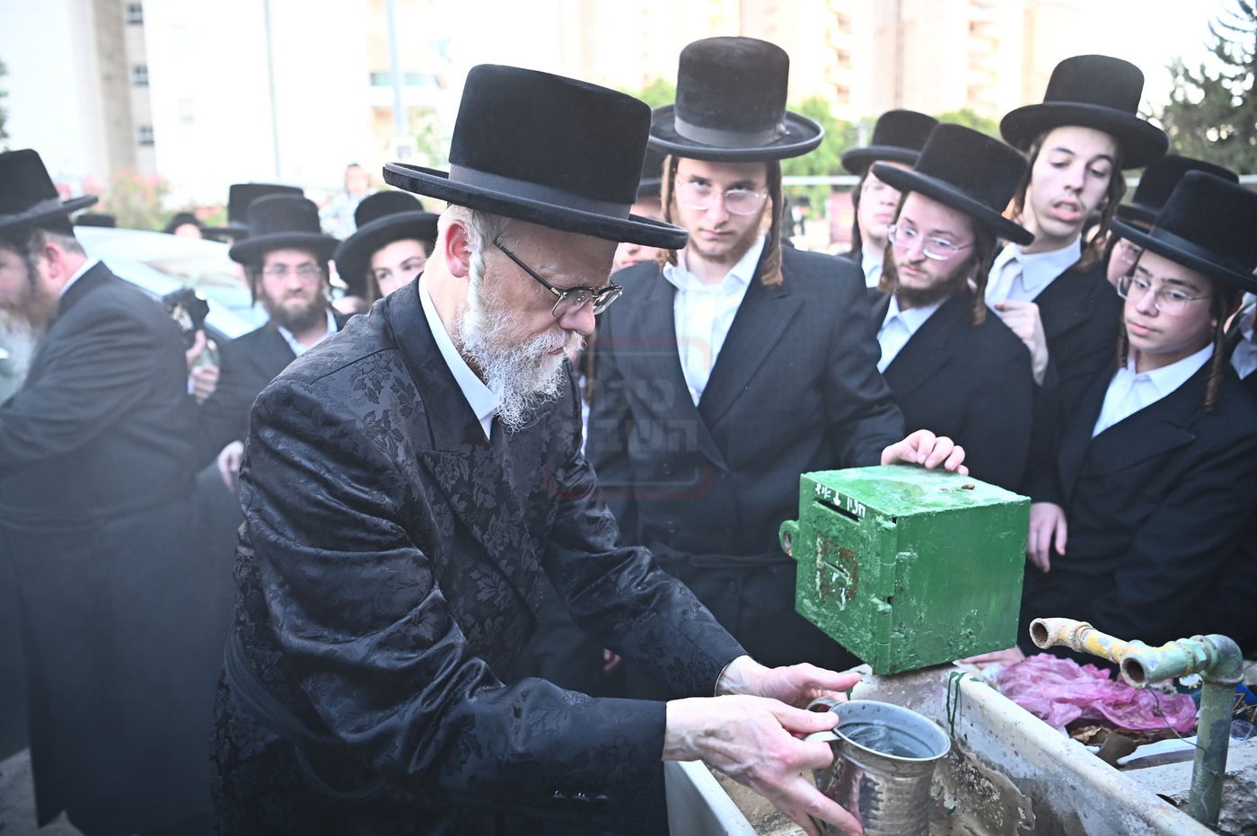 האדמו"ר מסערט ויז'ניץ בתפילה באוהל בית ויז'ניץ בבני ברק