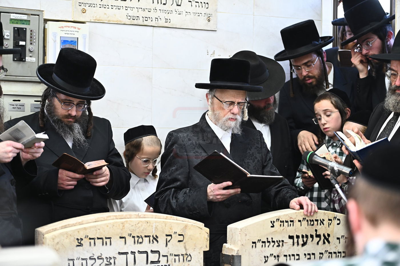 האדמו"ר מסערט ויז'ניץ בתפילה באוהל בית ויז'ניץ בבני ברק