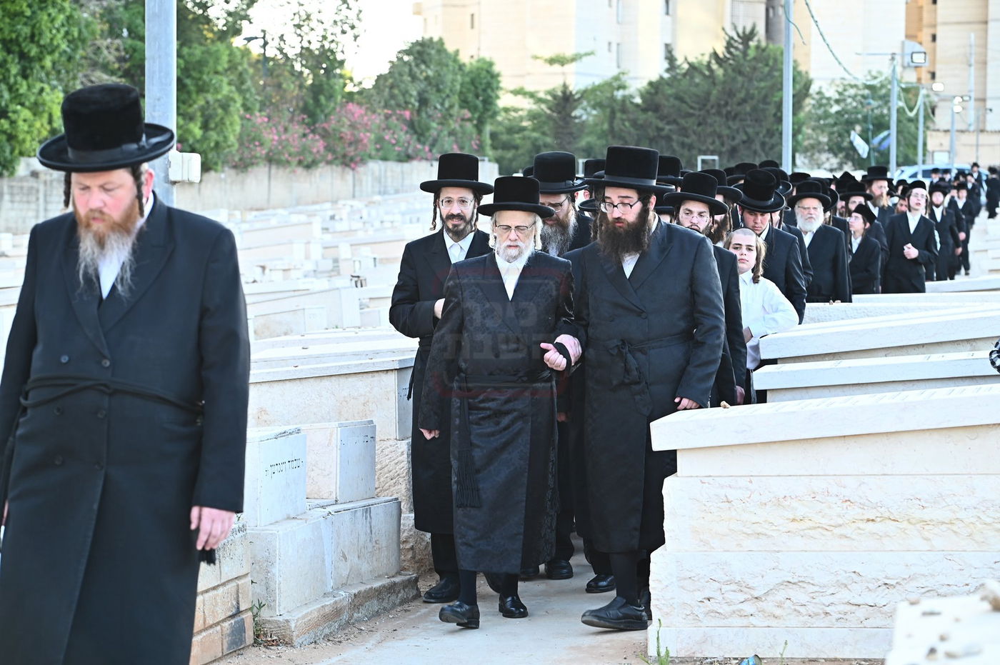 האדמו"ר מסערט ויז'ניץ בתפילה באוהל בית ויז'ניץ בבני ברק