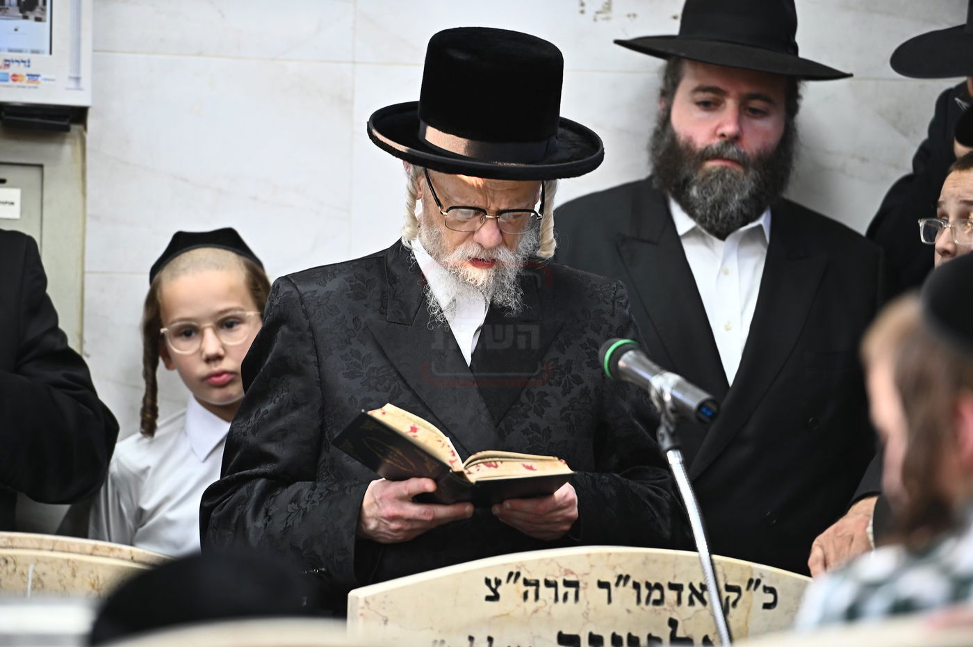 האדמו"ר מסערט ויז'ניץ בתפילה באוהל בית ויז'ניץ בבני ברק