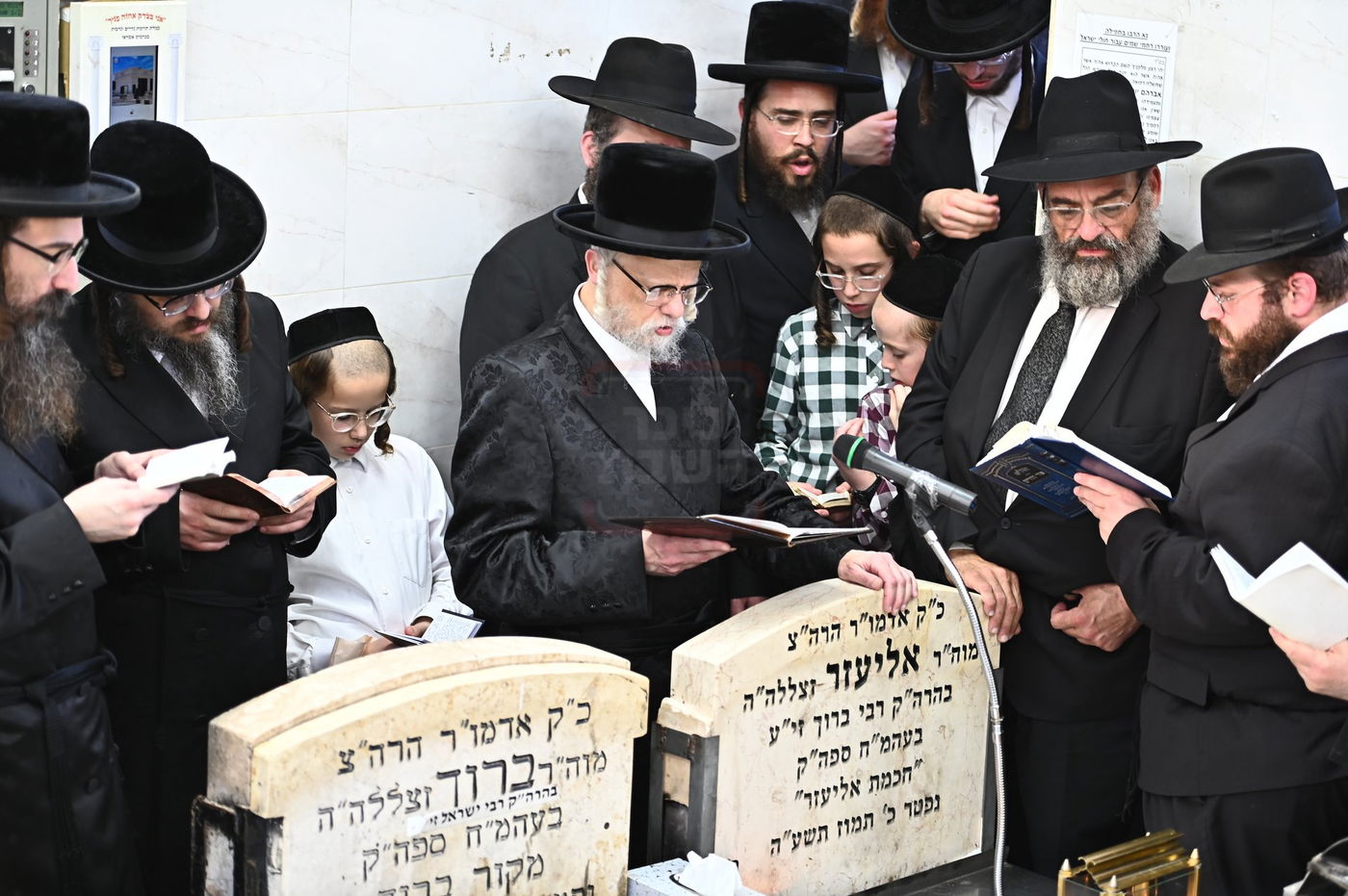 האדמו"ר מסערט ויז'ניץ בתפילה באוהל בית ויז'ניץ בבני ברק