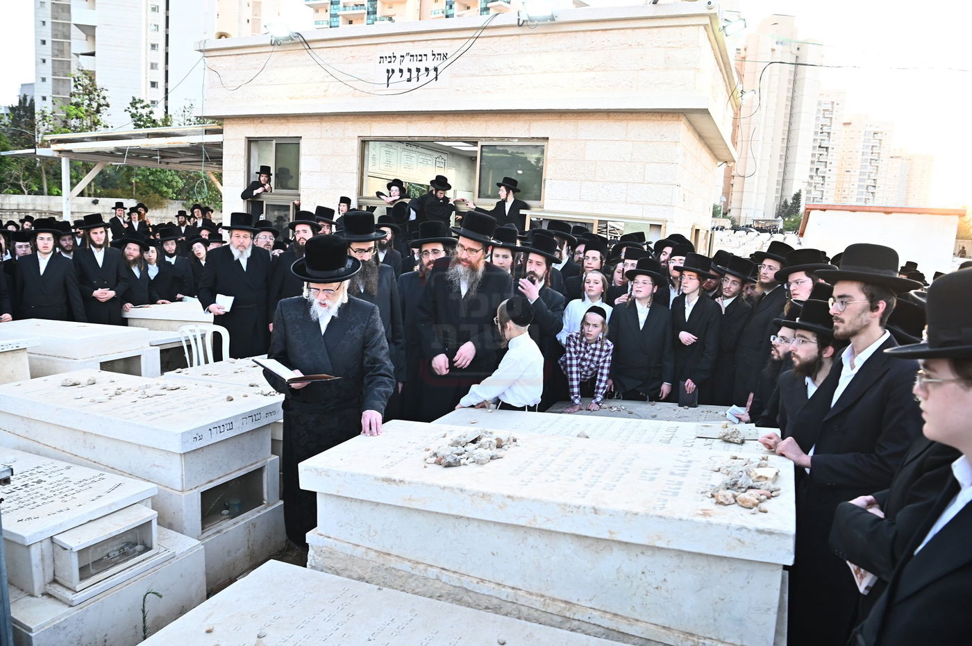 האדמו"ר מסערט ויז'ניץ בתפילה באוהל בית ויז'ניץ בבני ברק