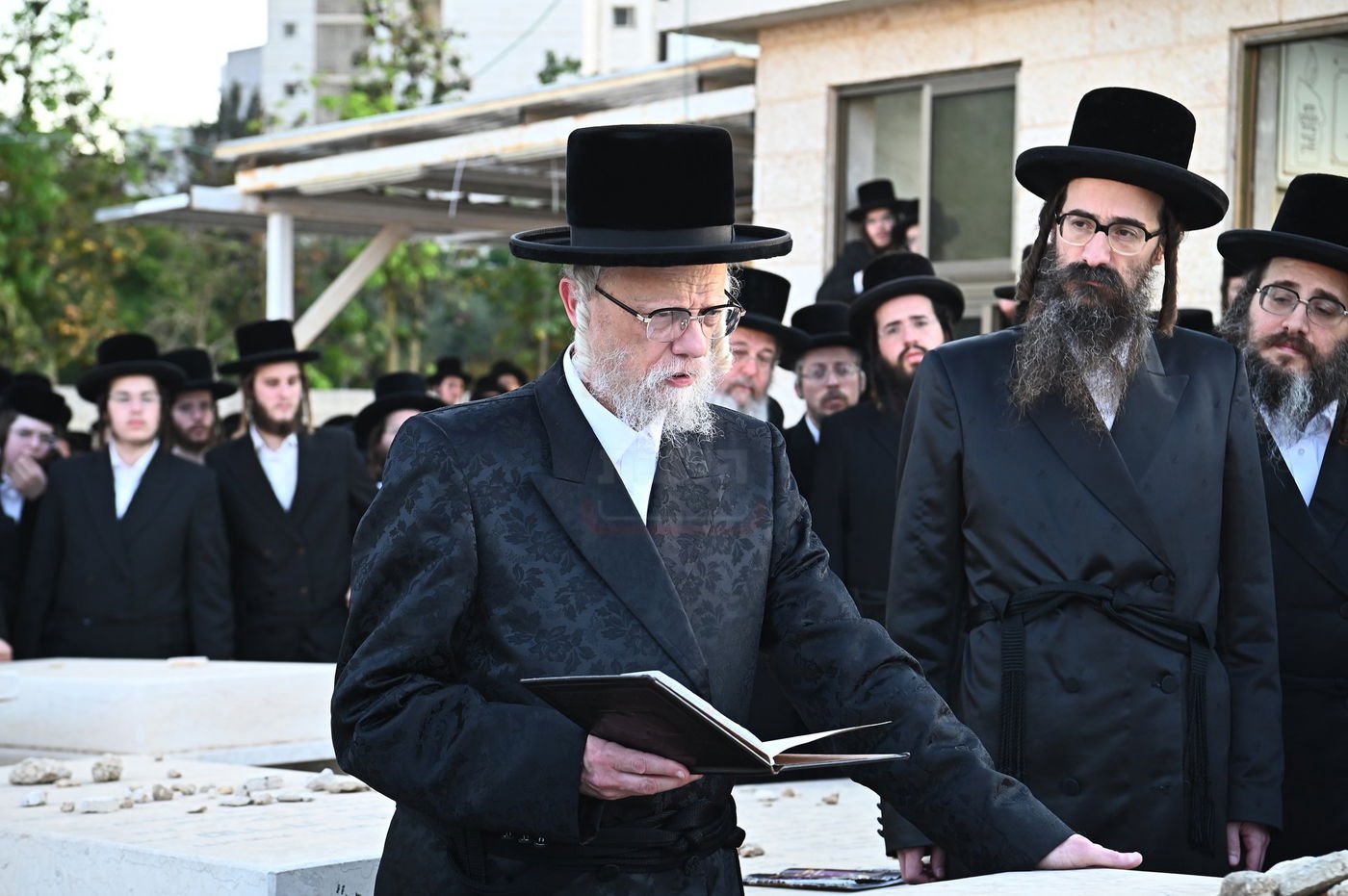 האדמו"ר מסערט ויז'ניץ בתפילה באוהל בית ויז'ניץ בבני ברק