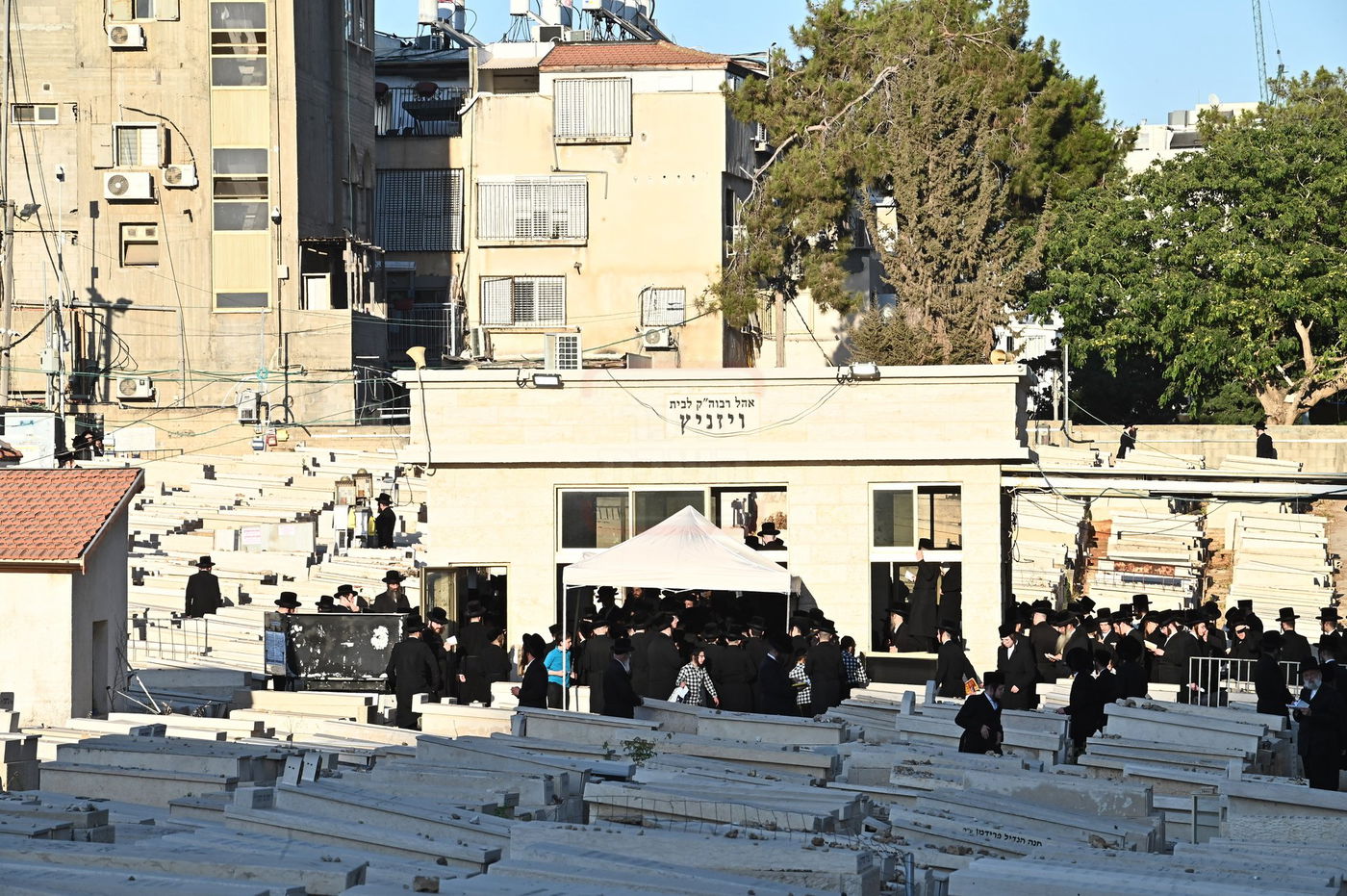 האדמו"ר מסערט ויז'ניץ בתפילה באוהל בית ויז'ניץ בבני ברק