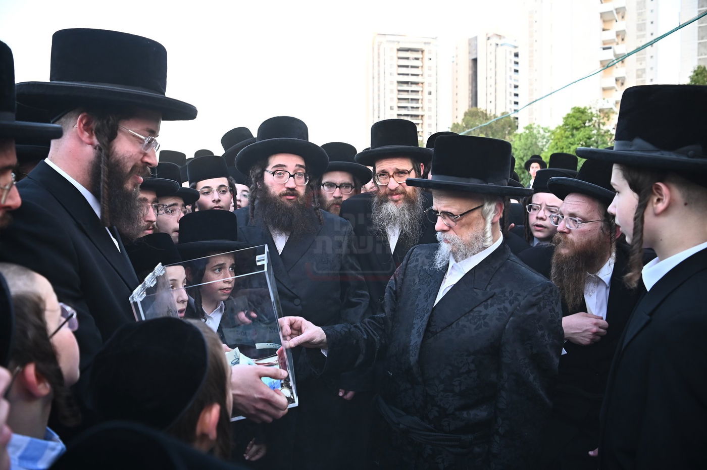 האדמו"ר מסערט ויז'ניץ בתפילה באוהל בית ויז'ניץ בבני ברק