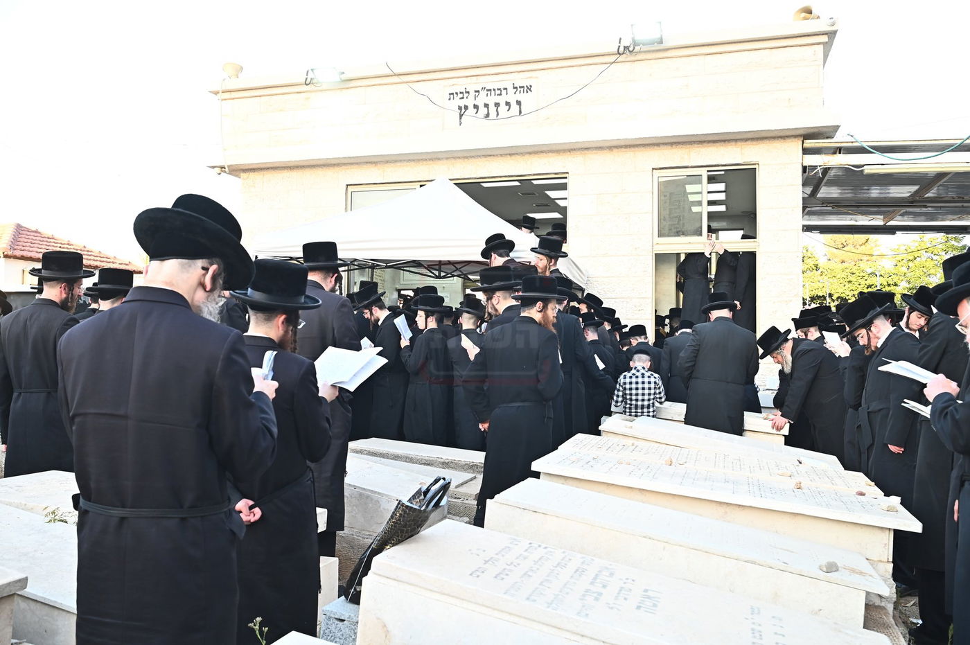 האדמו"ר מסערט ויז'ניץ בתפילה באוהל בית ויז'ניץ בבני ברק