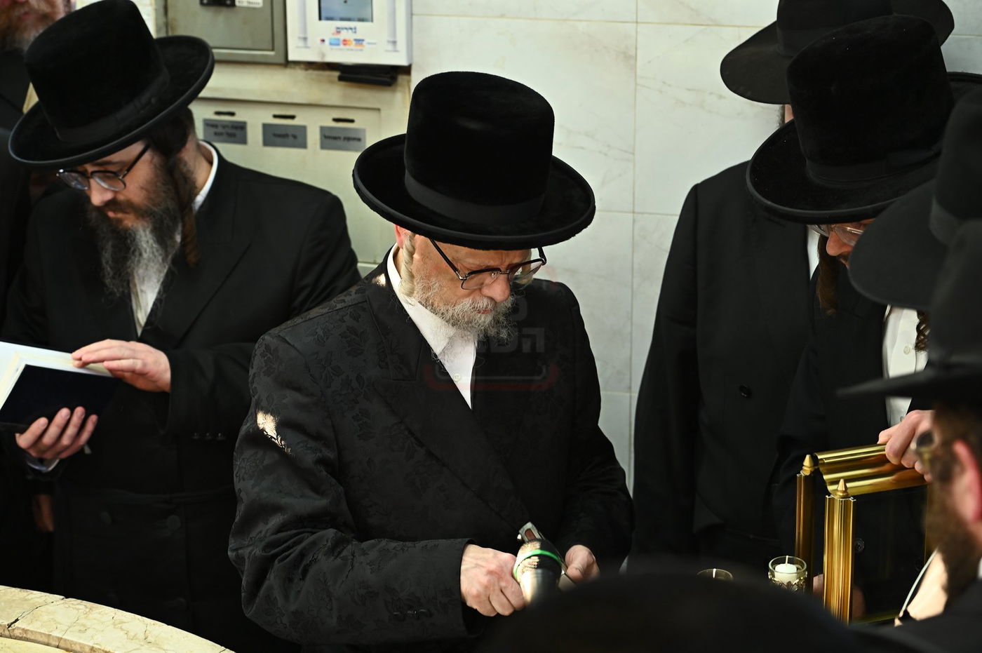 האדמו"ר מסערט ויז'ניץ בתפילה באוהל בית ויז'ניץ בבני ברק