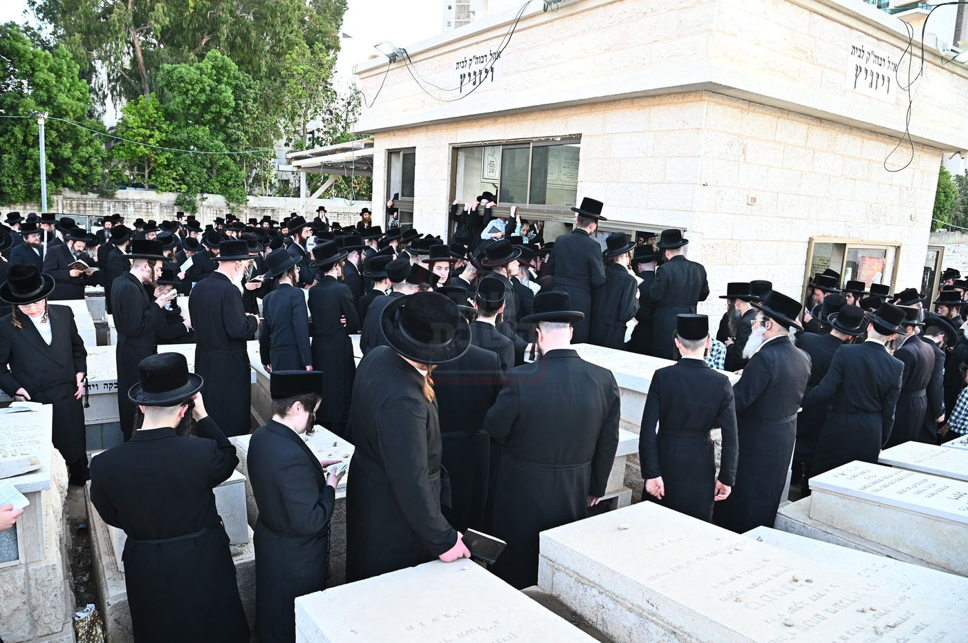 האדמו"ר מסערט ויז'ניץ בתפילה באוהל בית ויז'ניץ בבני ברק