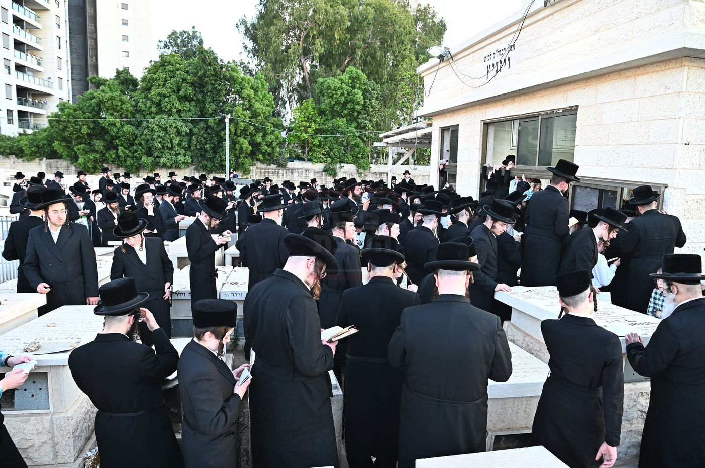 האדמו"ר מסערט ויז'ניץ בתפילה באוהל בית ויז'ניץ בבני ברק