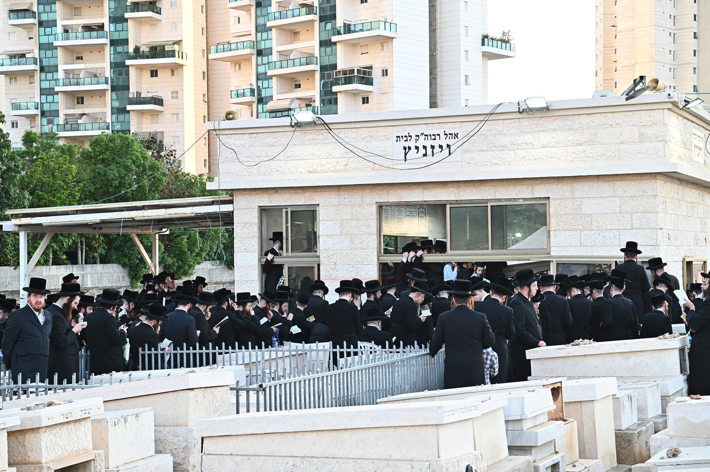 האדמו"ר מסערט ויז'ניץ בתפילה באוהל בית ויז'ניץ בבני ברק