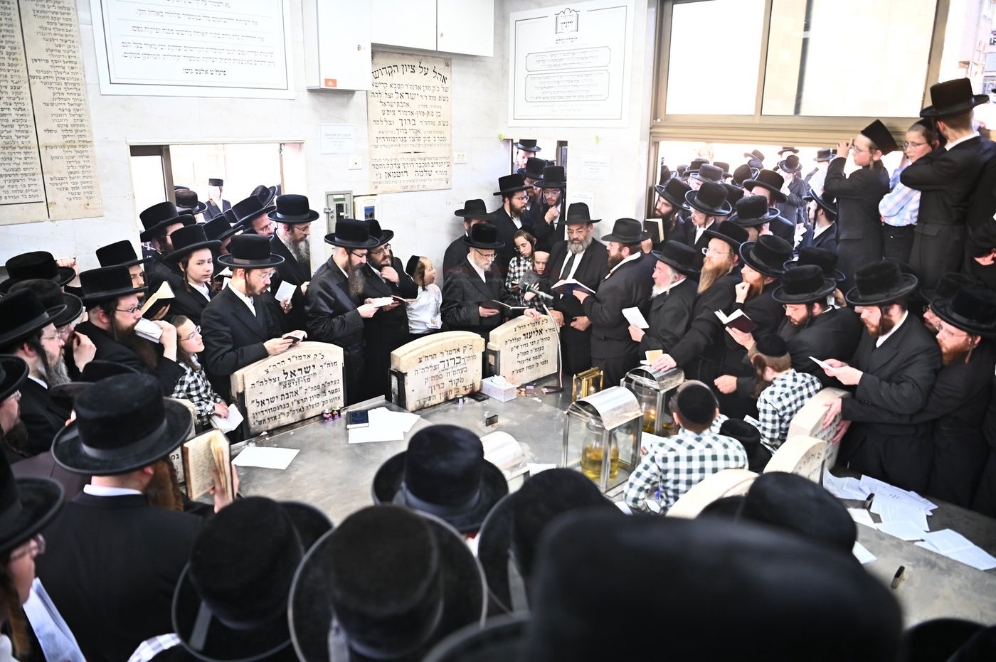 האדמו"ר מסערט ויז'ניץ בתפילה באוהל בית ויז'ניץ בבני ברק