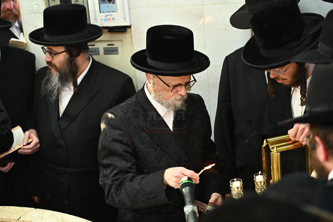 האדמו"ר מסערט ויז'ניץ בתפילה באוהל בית ויז'ניץ בבני ברק