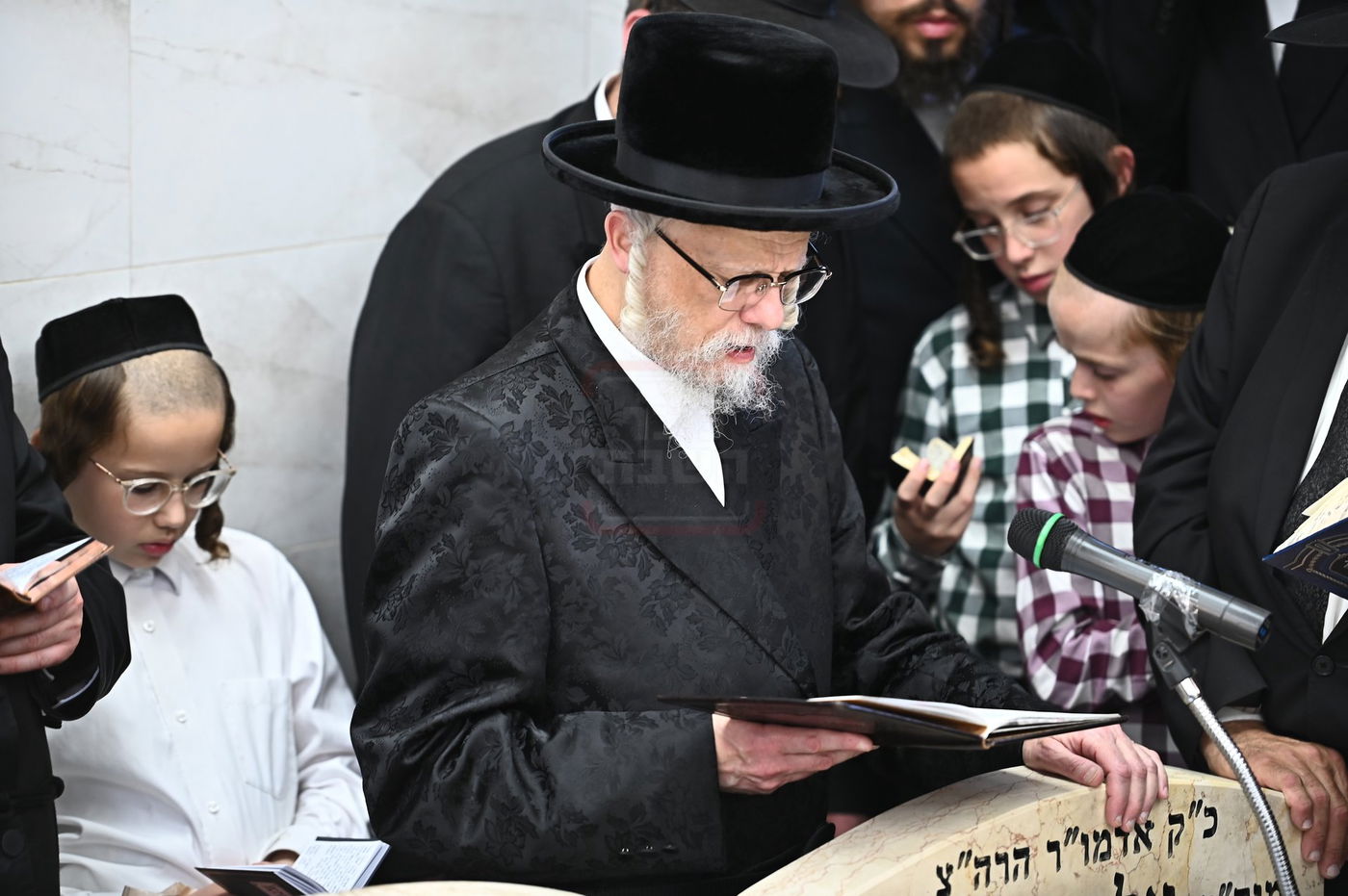 האדמו"ר מסערט ויז'ניץ בתפילה באוהל בית ויז'ניץ בבני ברק