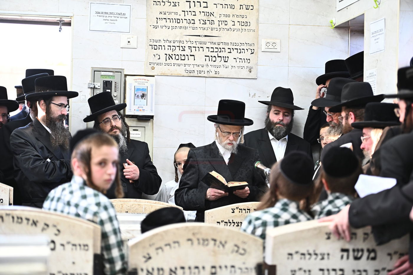 האדמו"ר מסערט ויז'ניץ בתפילה באוהל בית ויז'ניץ בבני ברק