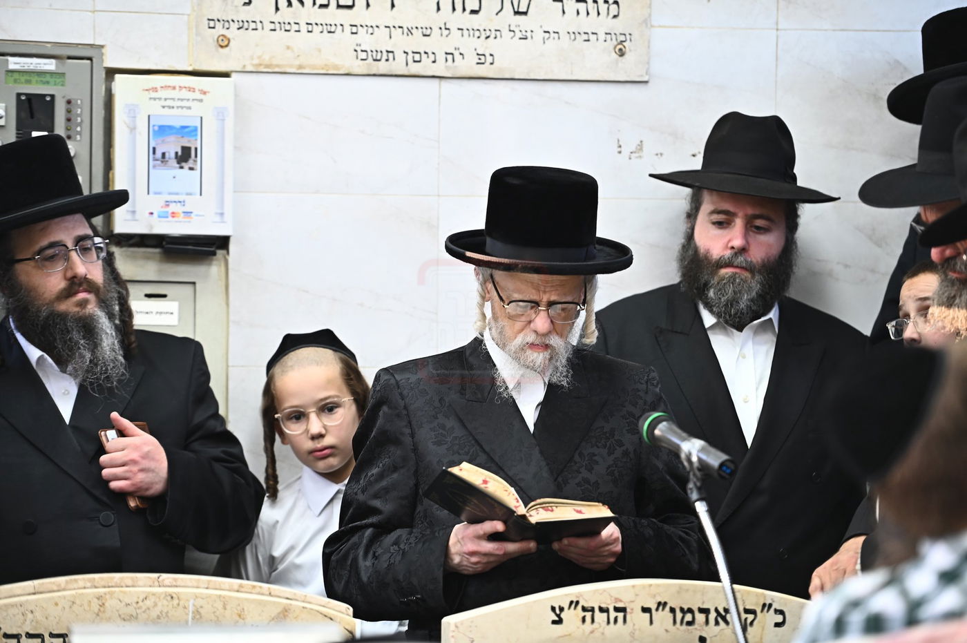 האדמו"ר מסערט ויז'ניץ בתפילה באוהל בית ויז'ניץ בבני ברק