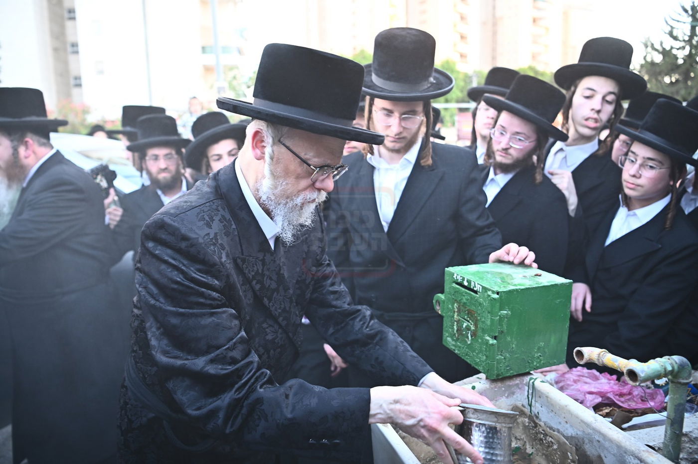 האדמו"ר מסערט ויז'ניץ בתפילה באוהל בית ויז'ניץ בבני ברק