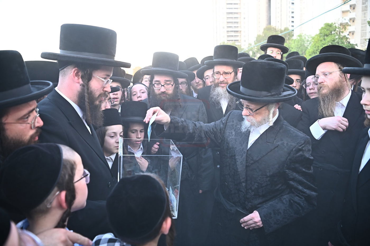 האדמו"ר מסערט ויז'ניץ בתפילה באוהל בית ויז'ניץ בבני ברק