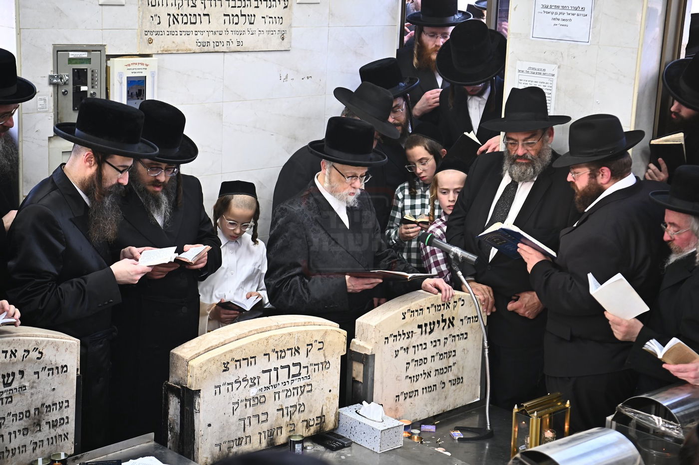 האדמו"ר מסערט ויז'ניץ בתפילה באוהל בית ויז'ניץ בבני ברק