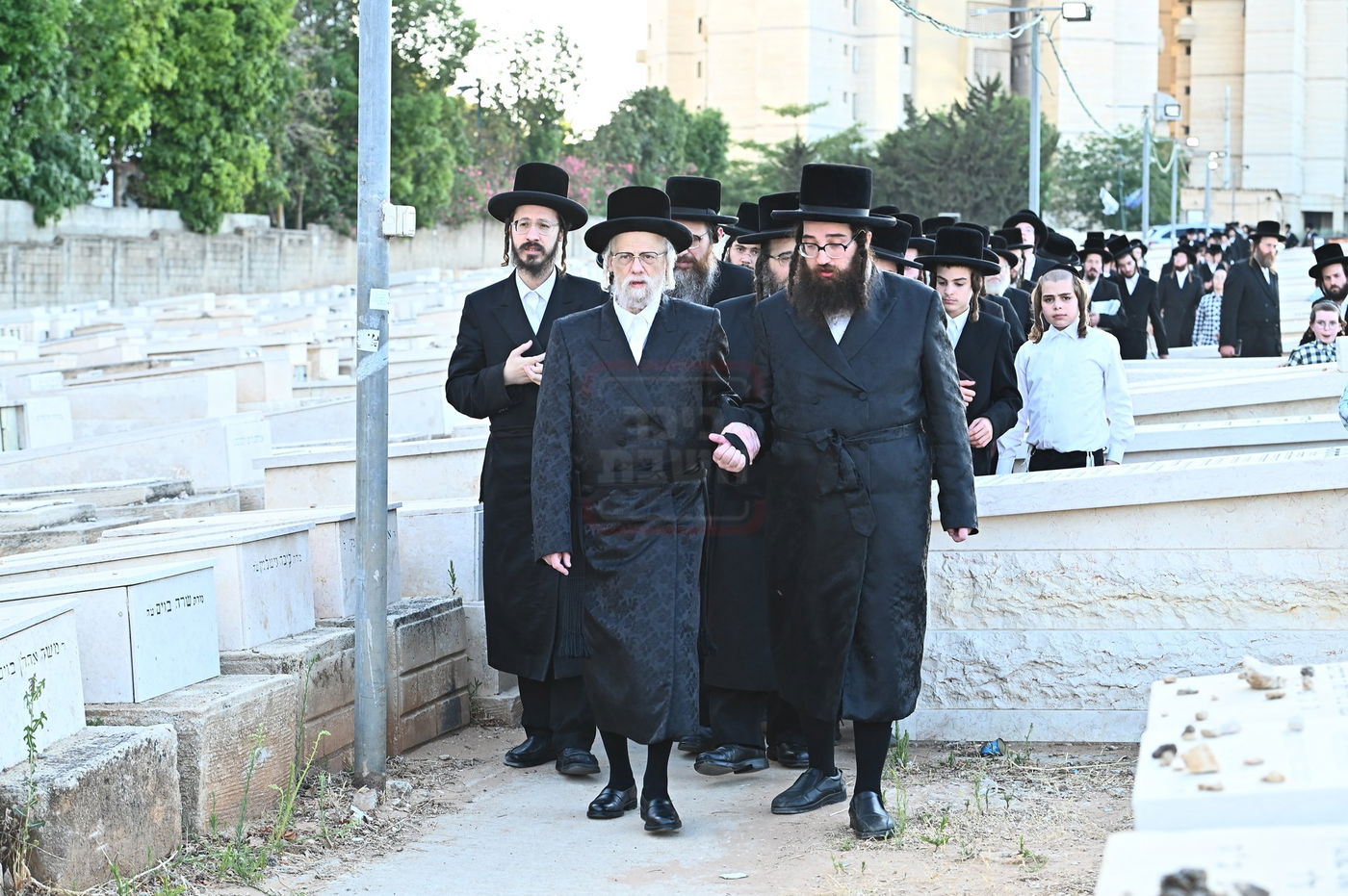 האדמו"ר מסערט ויז'ניץ בתפילה באוהל בית ויז'ניץ בבני ברק