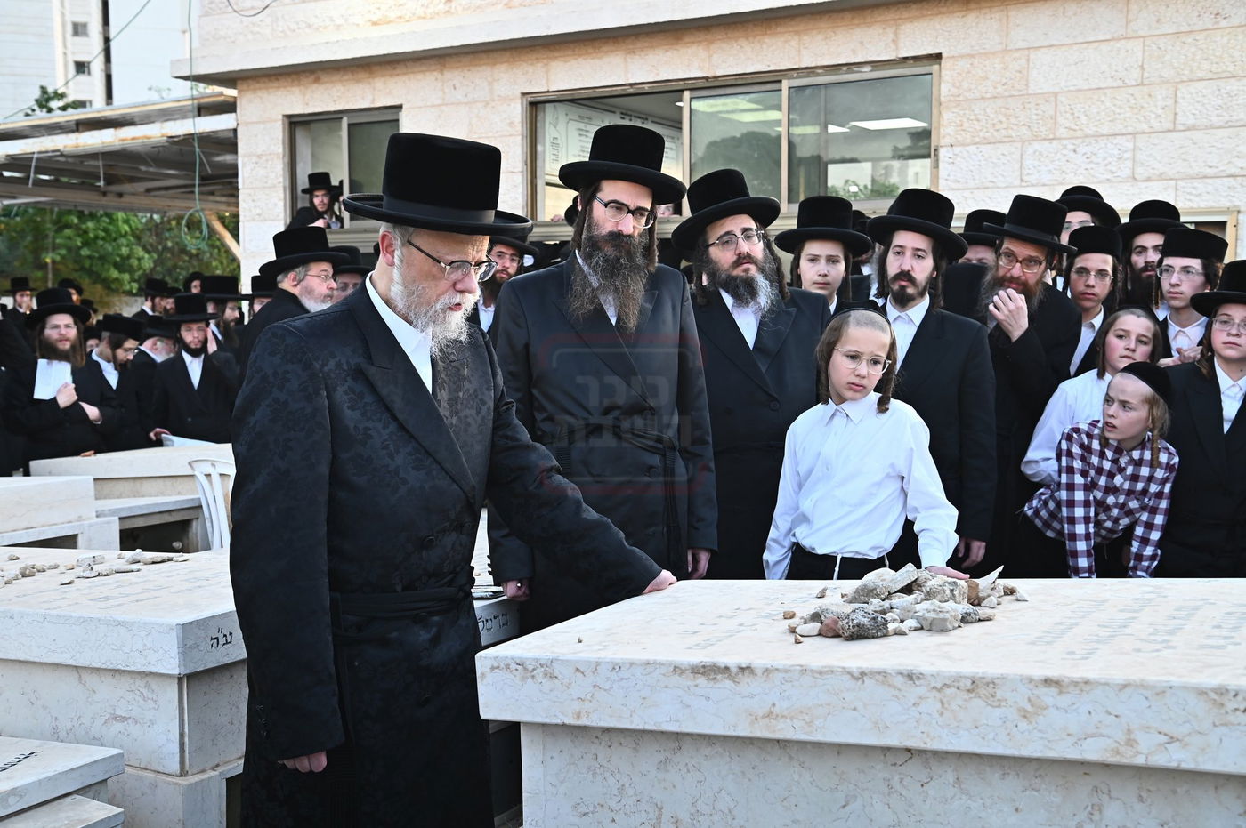 האדמו"ר מסערט ויז'ניץ בתפילה באוהל בית ויז'ניץ בבני ברק