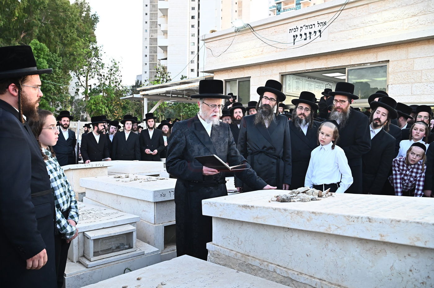 האדמו"ר מסערט ויז'ניץ בתפילה באוהל בית ויז'ניץ בבני ברק