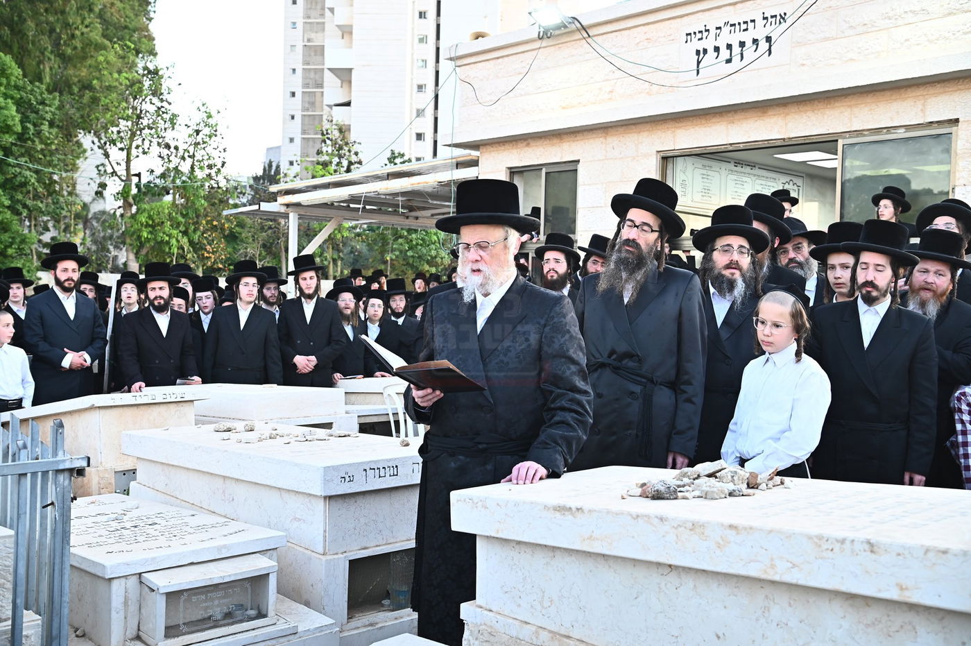 האדמו"ר מסערט ויז'ניץ בתפילה באוהל בית ויז'ניץ בבני ברק