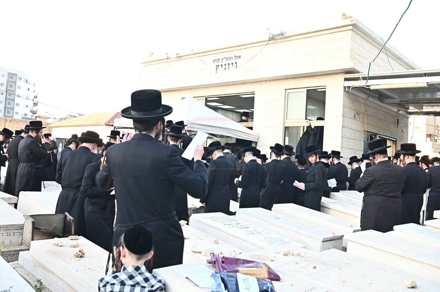 האדמו"ר מסערט ויז'ניץ בתפילה באוהל בית ויז'ניץ בבני ברק